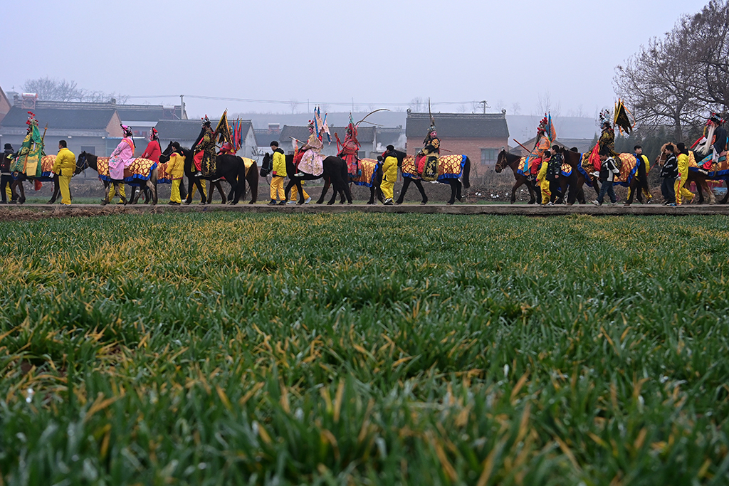 3月2日，陇县黄花峪村社火队在游演途中。