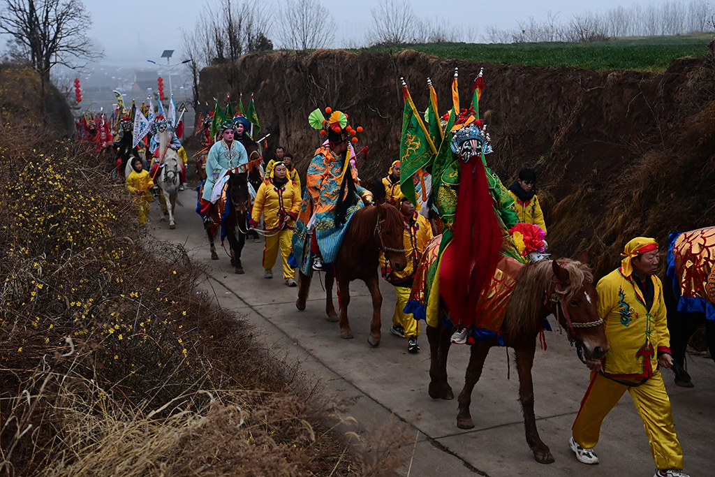 3月2日，陇县黄花峪村社火队在游演途中。