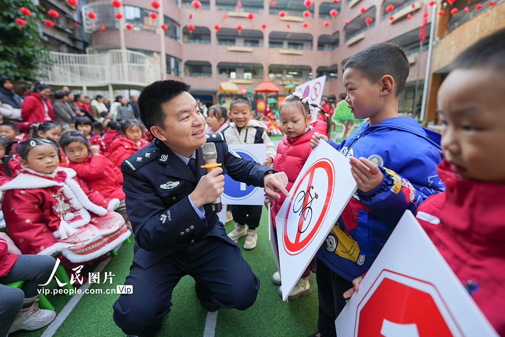 2026年3月2日，四川遂宁市船山区顺城街幼儿园开展“开学第一课”，民警现场讲解交通标志，普及交通安全知识。刘昌松摄（人民图片网）