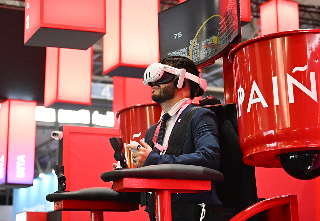 3月2日，在西班牙巴塞罗那，一名参观者体验人体控制系统。