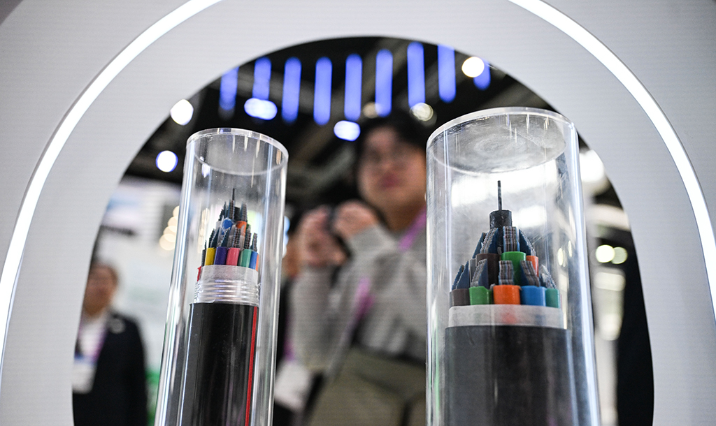 这是3月2日在西班牙巴塞罗那拍摄的展出中的中国长飞光纤产品。