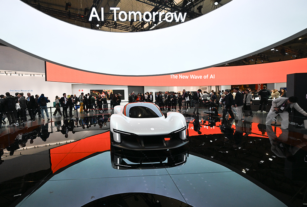 3月2日,在西班牙巴塞罗那,人们参观展台上的小米汽车。