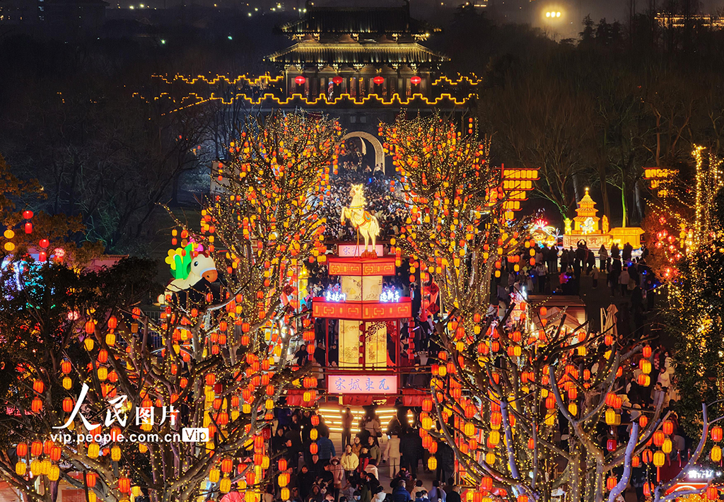 2026年3月2日,江苏扬州宋夹城风景区内花灯璀璨。上千只彩灯将传统工艺与现代光影技术相融合,流光溢彩,营造出喜庆祥和的节日氛围,吸引众多游客前来赏灯游玩。孟德龙摄(人民图片网)