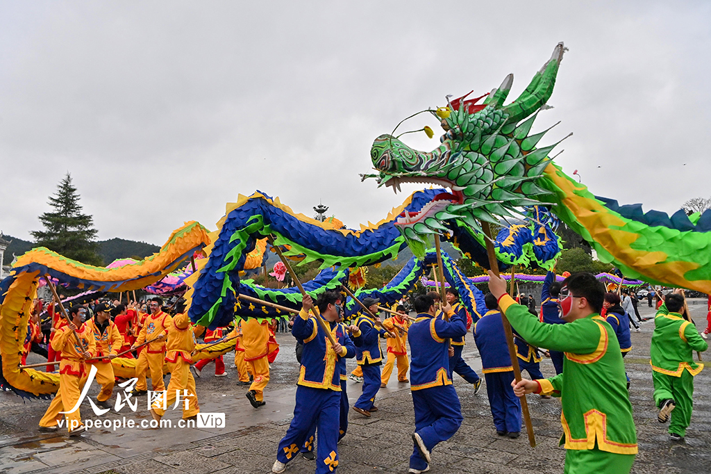 2026年3月2日,贵州黔东南苗族侗族自治州锦屏县隆里古城举办传统民俗“花脸龙”活动,欢庆元宵佳节。锦屏隆里“花脸龙”已有600多年历史,舞龙时,表演者以彩笔在脸部绘出斑斓脸谱,生、旦、净、末、丑行当齐全,一条舞动的“花脸龙”宛如一出流动的戏剧。乔啟明摄(人民图片网)
