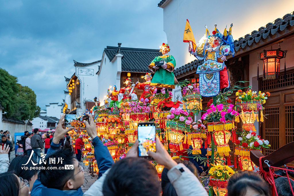 2026年3月2日,浙江金华浦江县郑宅镇,村民们舞动“郑宅板凳龙”,在江南第一家牌坊群、白麟溪畔及各街巷间巡游。陈业摄(人民图片网)