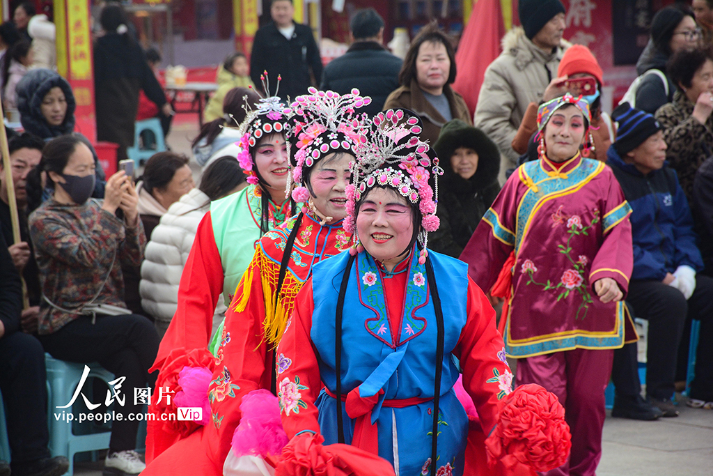 2026年3月2日,山西永济市南山公园人潮涌动,热闹非凡。由本地戏迷自发组织的文艺团队,为市民表演跑旱船、扭秧歌、唱戏曲等年味浓郁的民俗节目,吸引众多群众驻足观看。程永仁摄(人民图片网)