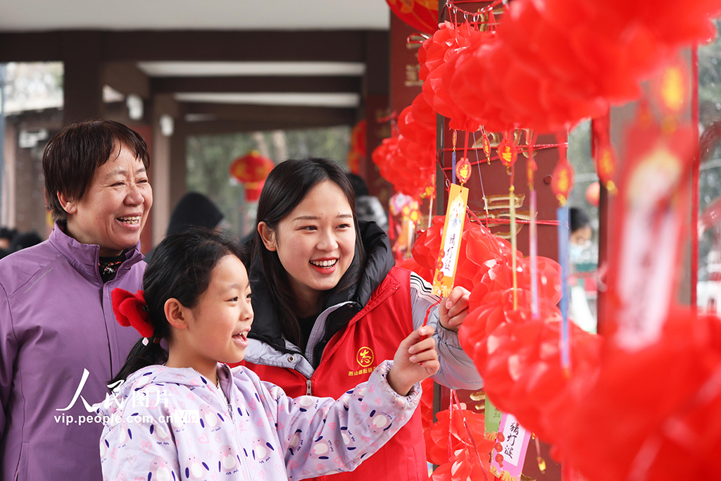 2026年3月2日,在河北唐山丰润区燕山路街道建华二社区,党员志愿者与居民一同猜灯谜。朱大勇摄(人民图片网)