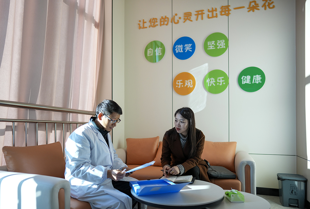 2月10日，金瑞瑞在云南省牟定县人民医院向一名医生了解青少年心理问题。