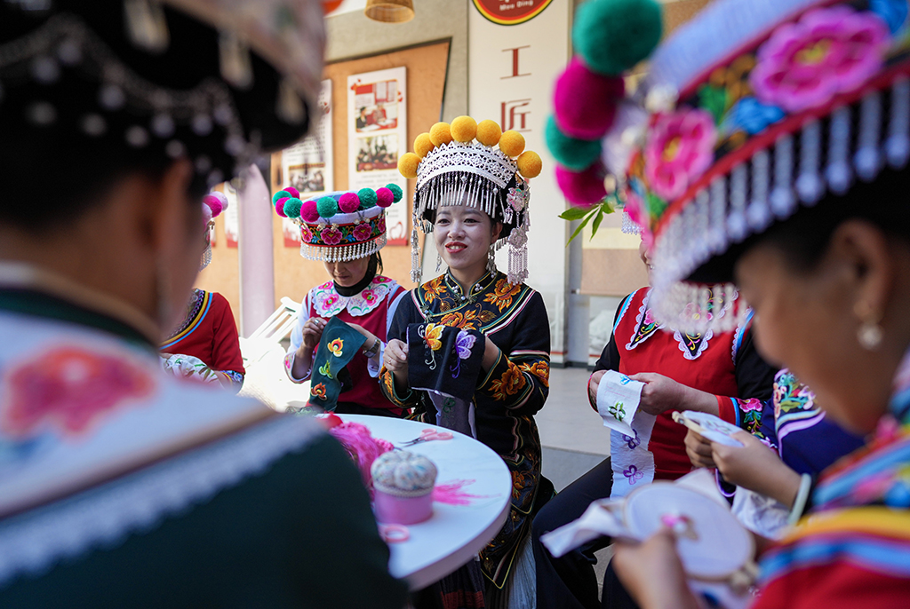 2月9日,金瑞瑞在自己的工作室内和绣娘们刺绣、谈心。