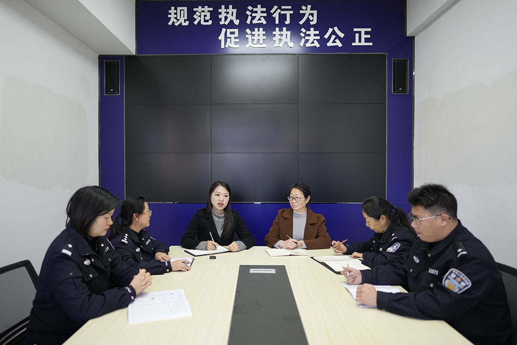 2月10日，金瑞瑞（左三）在云南省牟定县公安局调研青少年心理健康和违法犯罪预防问题。