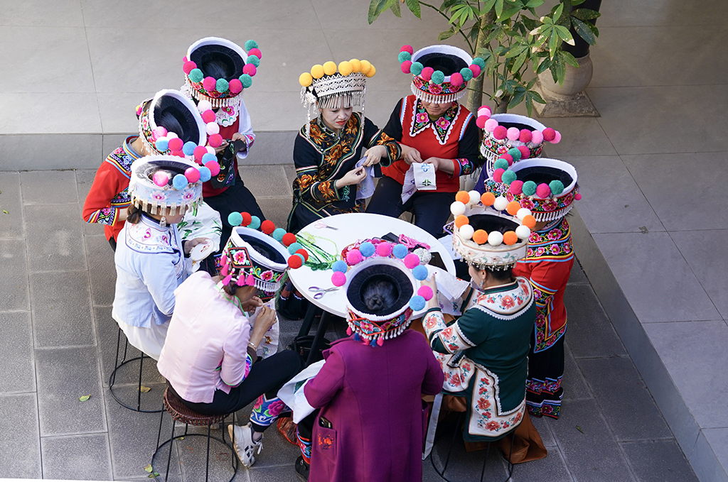 2月9日，金瑞瑞召集绣娘在自己的工作室内了解她们对彝绣产业发展的建议。