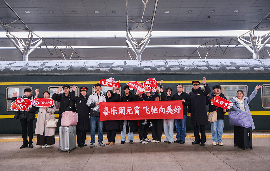 3月2日,T253次乘务人员与旅客在站台合影留念。