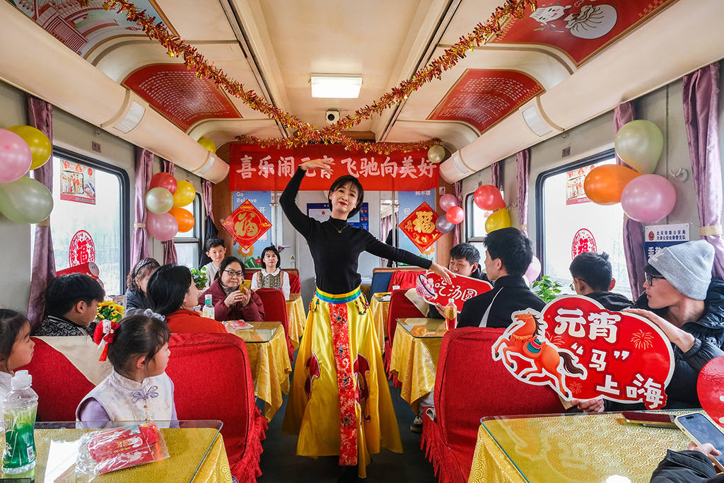 3月2日，T253次列车乘务人员为旅客表演文艺节目。