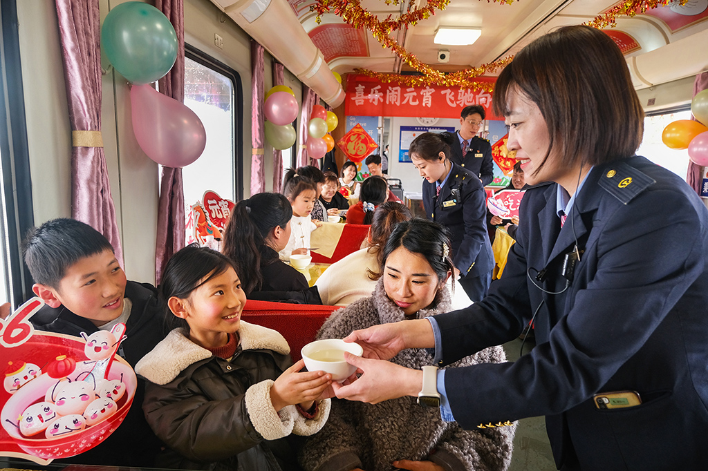 3月2日,T253次列车乘务人员为旅客送上元宵庆祝佳节。