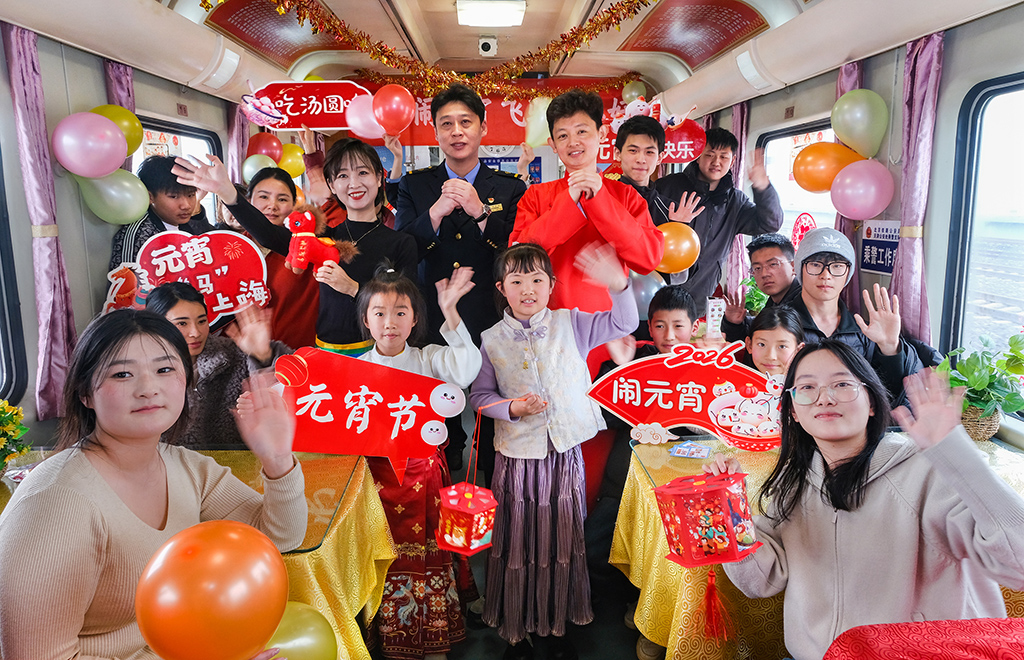 3月2日,T253次列车乘务人员与旅客合影留念。