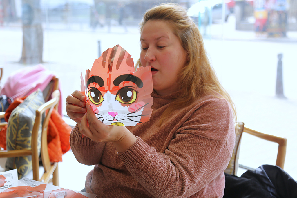 3月3日,在保加利亚首都索非亚,一名女子在索非亚中国文化中心举办的元宵节文化体验活动上制作元宵灯笼。新华社记者 姚雨璘 摄