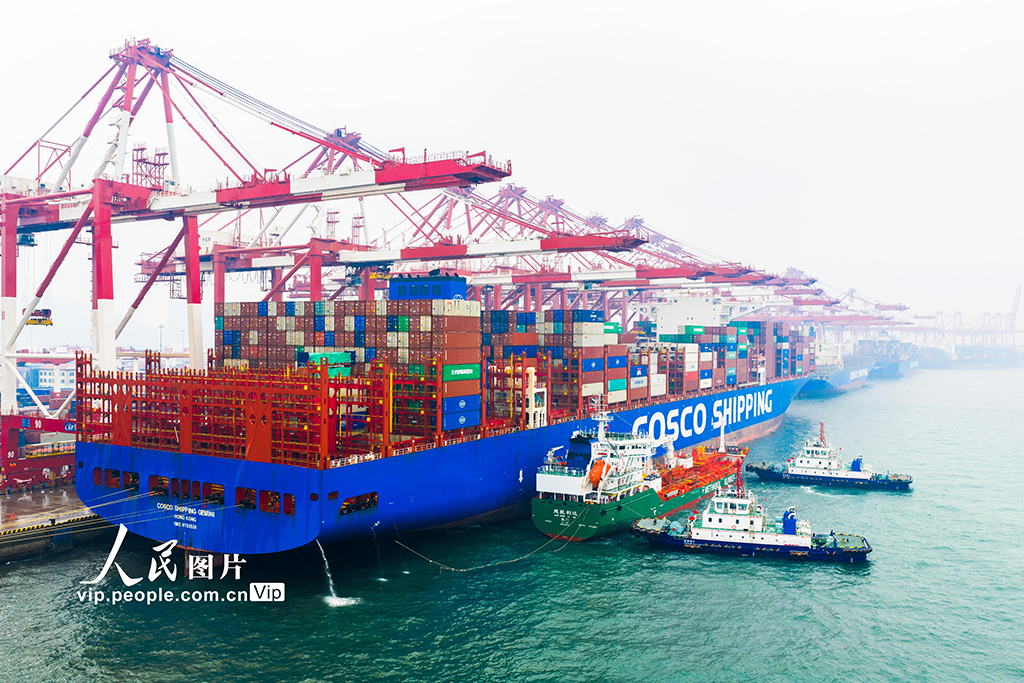 山东港口青岛港完成首批绿色甲醇“船对船”加注【2】