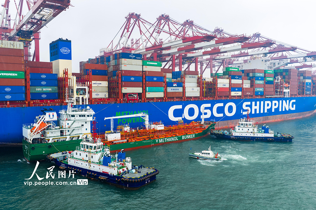 山东港口青岛港完成首批绿色甲醇“船对船”加注【4】