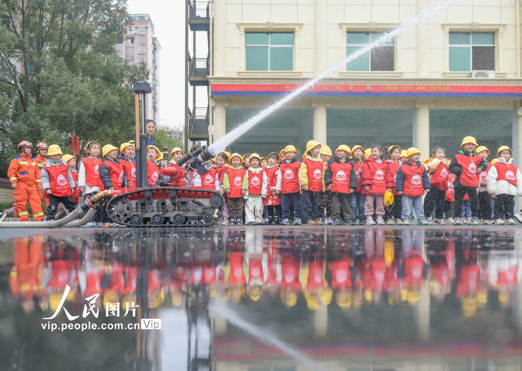 湖南道县：萌娃学消防 安全伴成长【4】