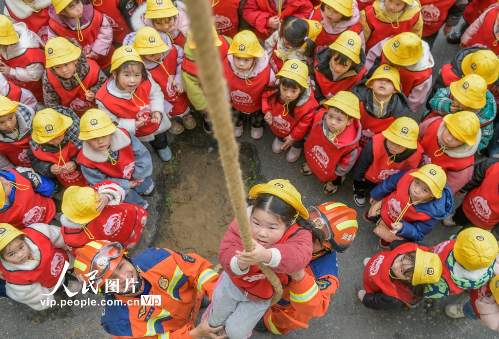 湖南道县：萌娃学消防 安全伴成长【3】