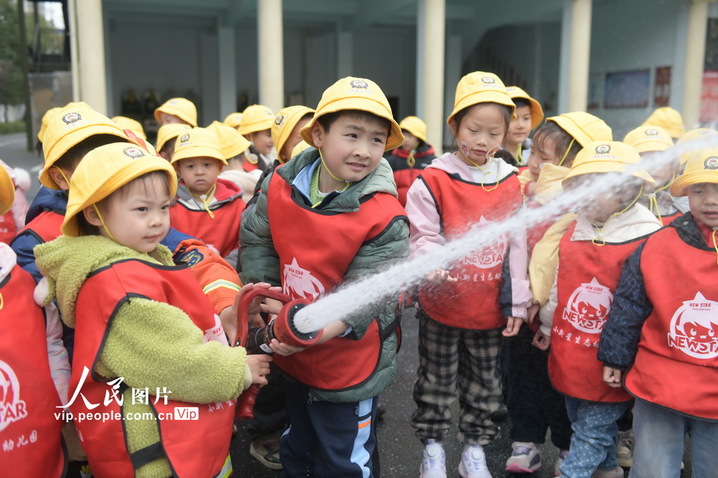 湖南道县：萌娃学消防 安全伴成长【5】