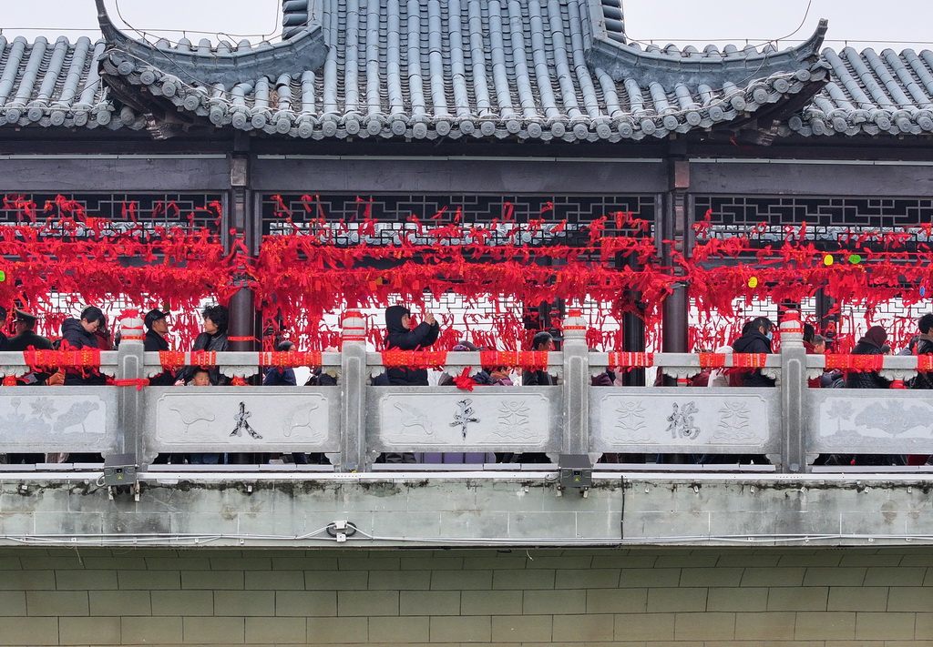 3月4日，人们走过太平桥（无人机照片）。