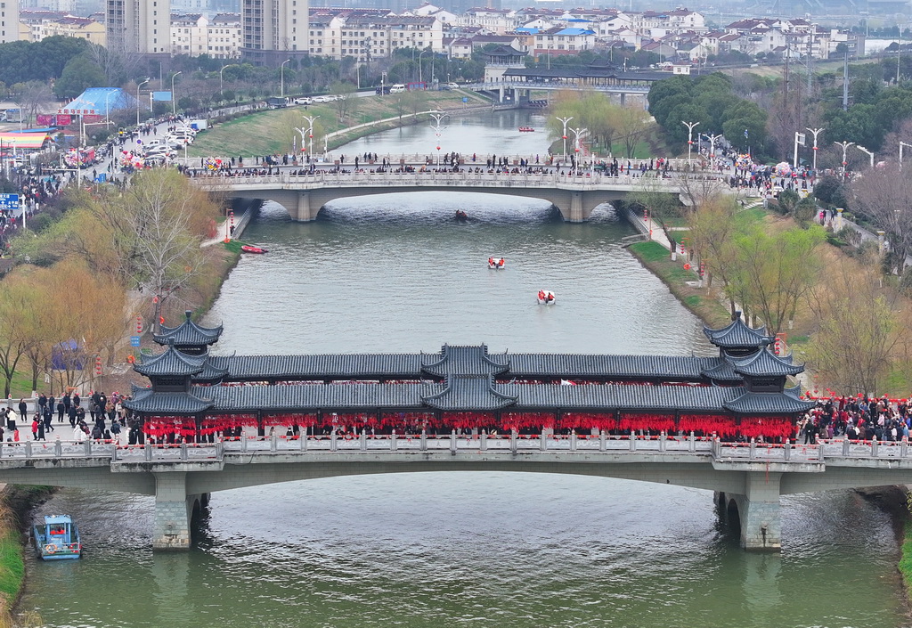3月4日，人们走过太平桥（无人机照片）。
