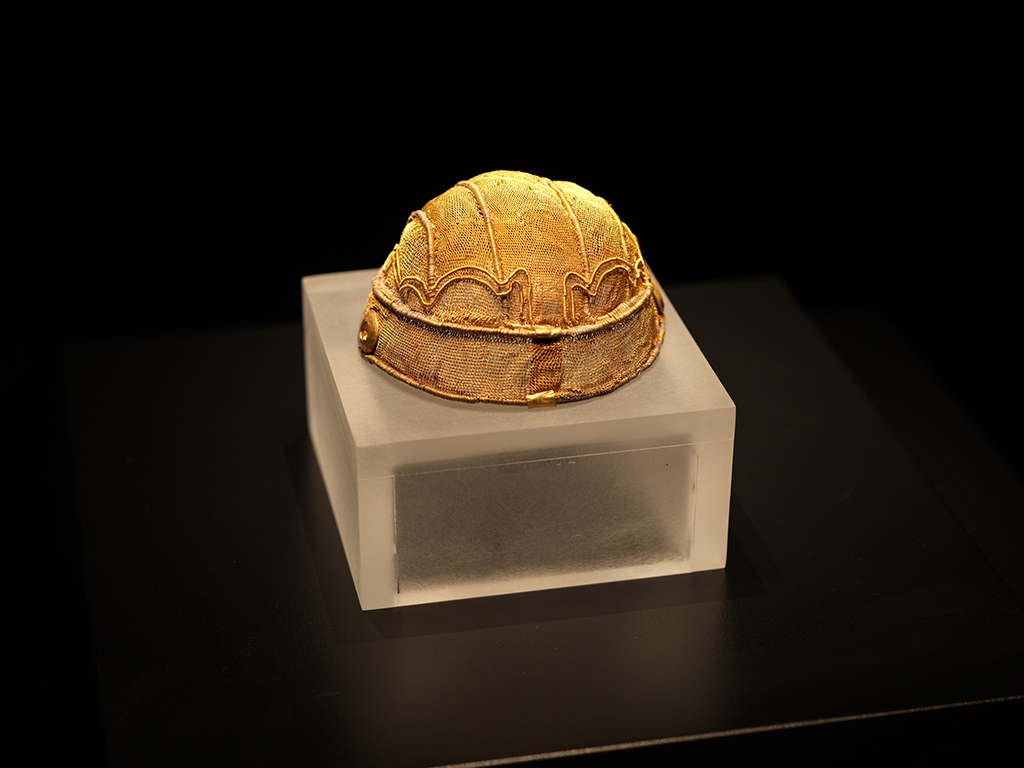 这是展出的“金梁冠”(3月3日摄)。