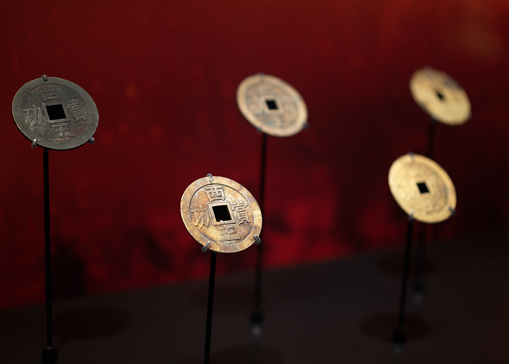 这是展出的“西王赏功”金币(3月3日摄)。