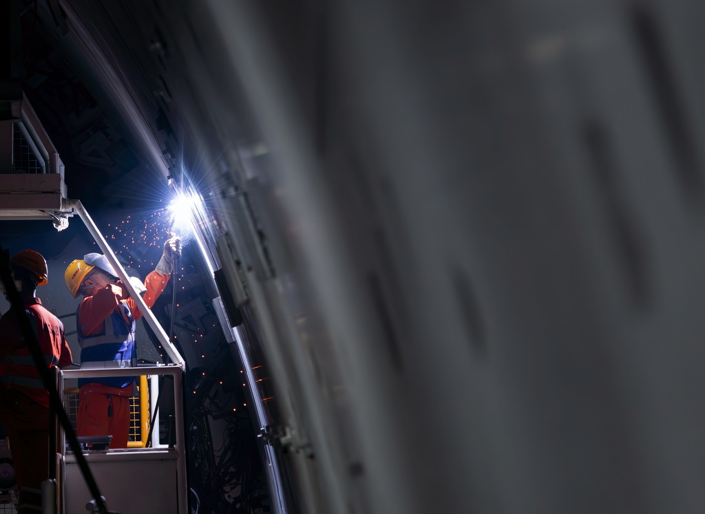 3月4日，中铁十四局工程作业人员在对隧道内管片进行焊接加固。