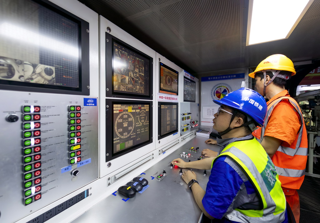 3月4日，中铁十四局工程技术人员在“厦金号”盾构机操作室内作业。
