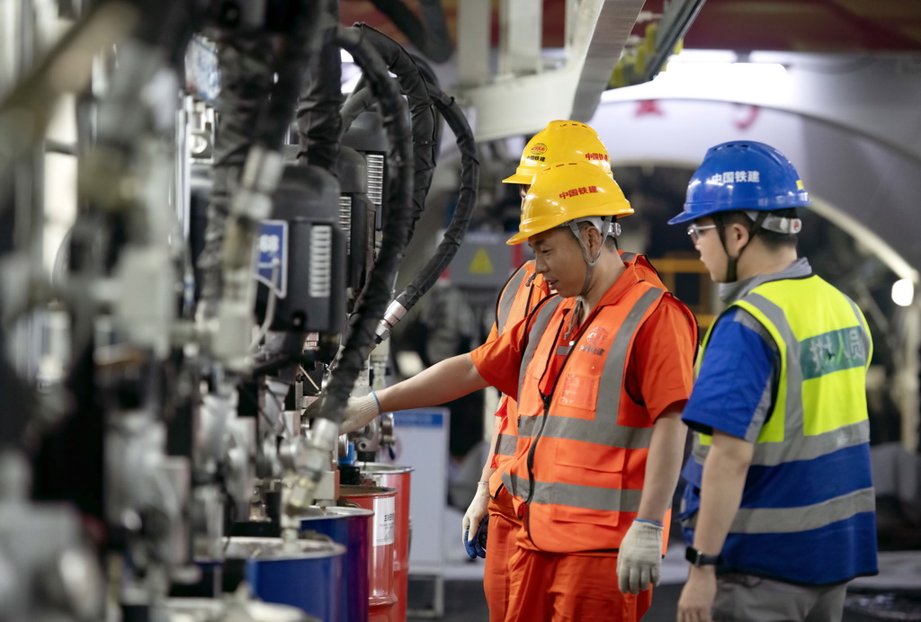 3月4日，中铁十四局工程作业人员在对盾尾油脂泵进行日常巡检。