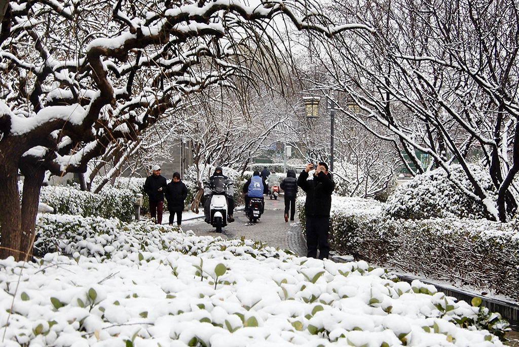 3月5日，市民行走在北京市东城区玉河边的道路上。新华社记者 李欣 摄