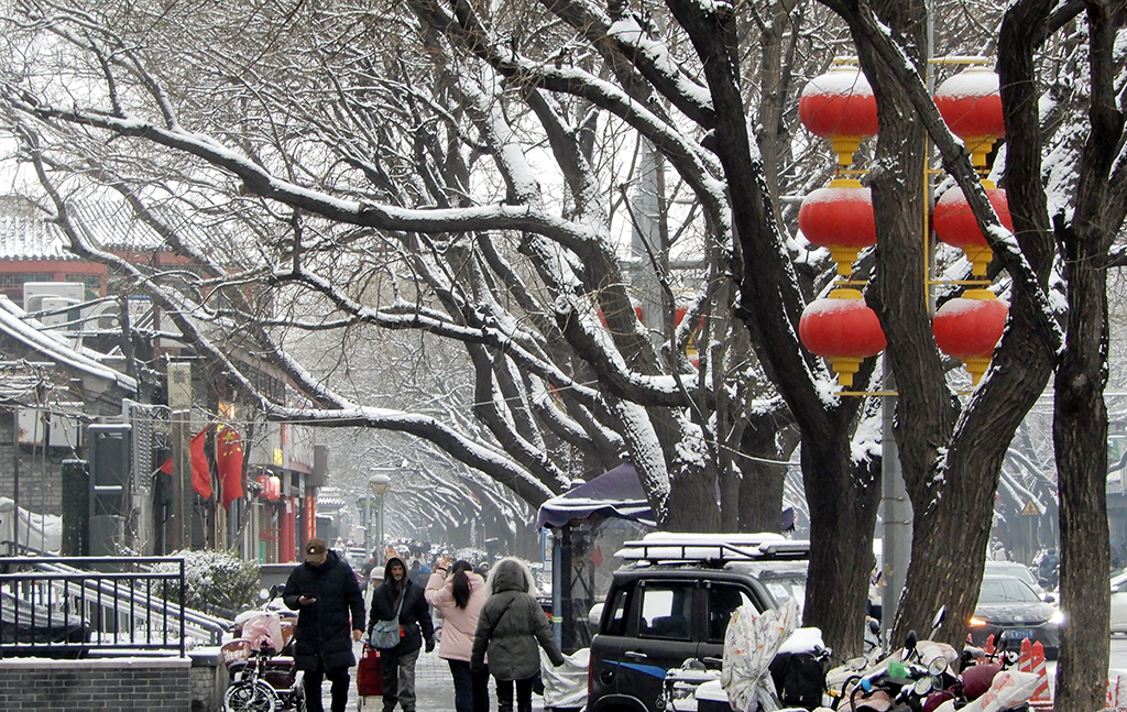 3月5日，市民行走在北京市东城区交道口大街上。新华社记者 李欣 摄