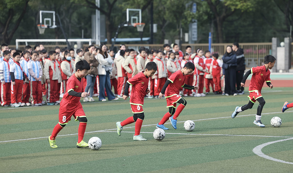 3月5日，北京师范大学南湖附属学校的学生们在参加开学第一课足球训练。