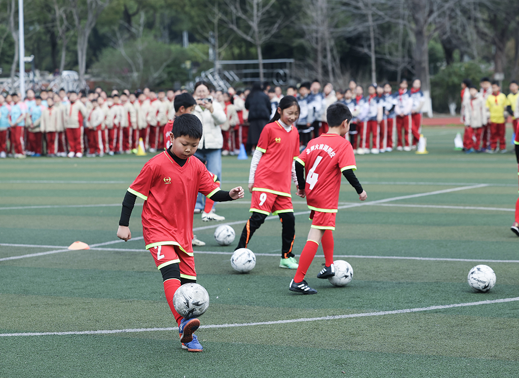 3月5日，北京师范大学南湖附属学校的学生们在参加开学第一课足球训练。
