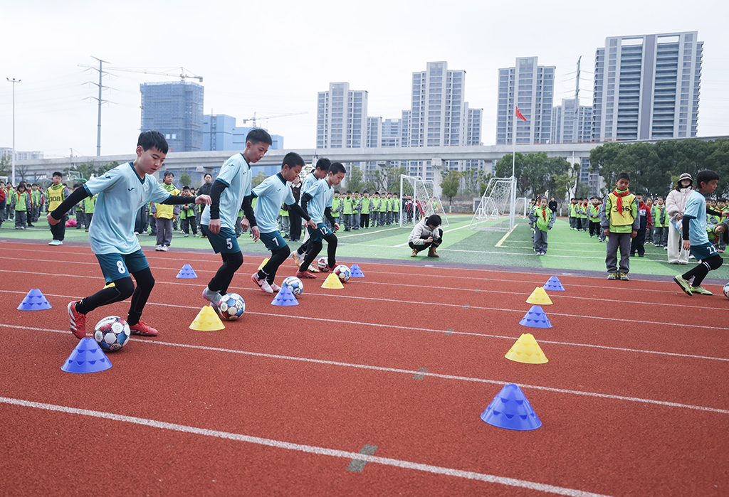 3月5日，嘉兴市实验小学亚欧校区的学生们在参加开学第一课足球训练。