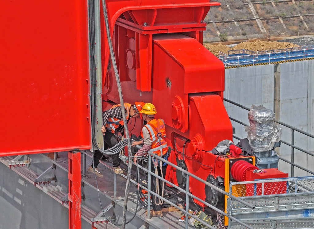 3月5日,建设者在广西平陆运河马道枢纽建设现场安装设备(无人机照片)。