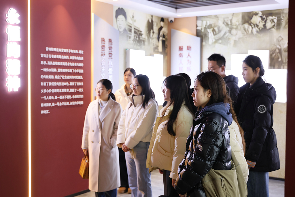 3月5日,观众在“双学馆”内参观。