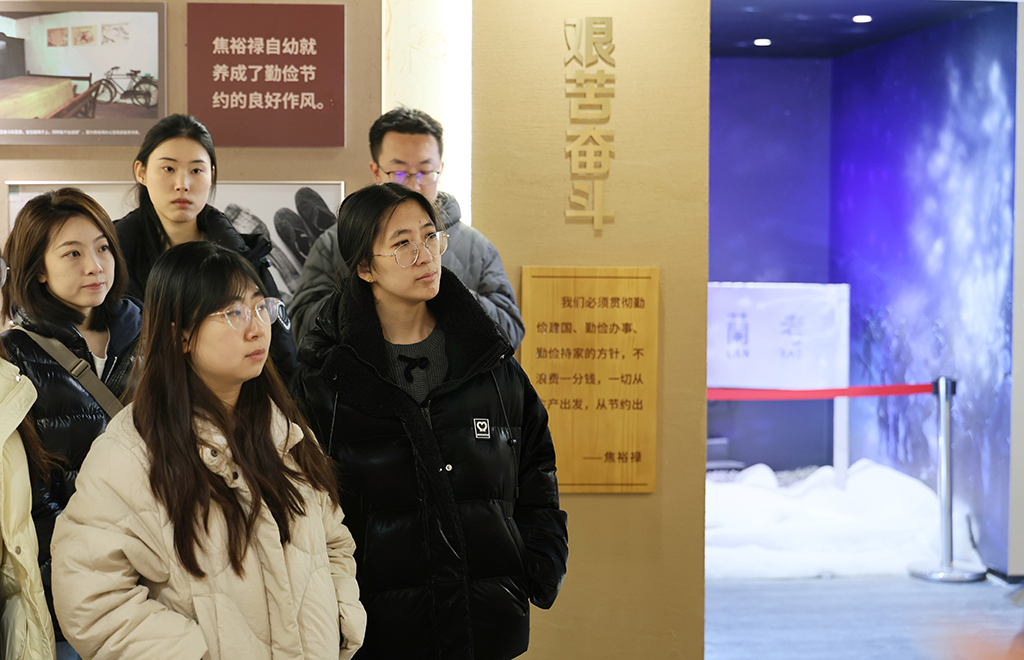 3月5日,观众在“双学馆”内参观。