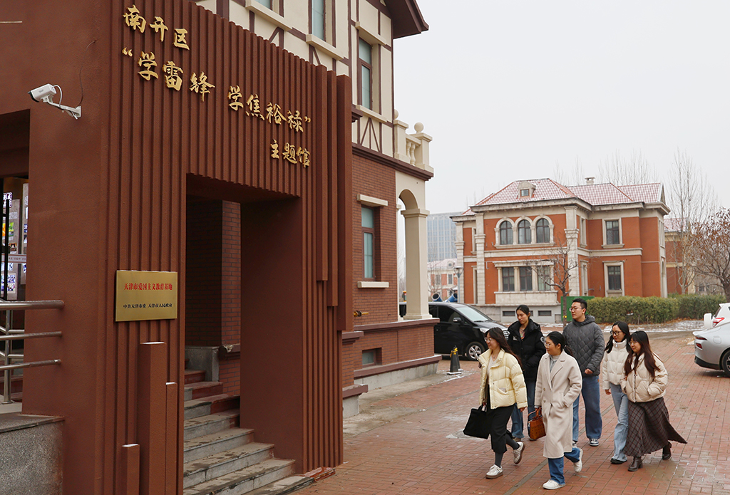 3月5日,观众准备走进“双学馆”参观。