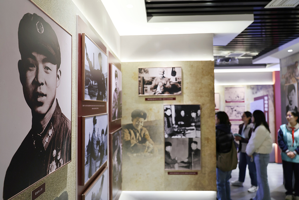 3月5日，观众在“双学馆”内参观。