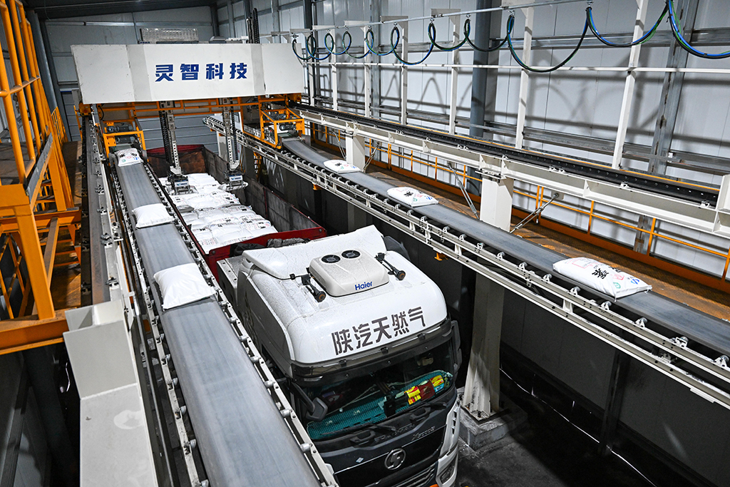 这是在新疆昌吉回族自治州玛纳斯县的新疆中能万源化工有限公司拍摄的自动化装车线（3月5日摄）。