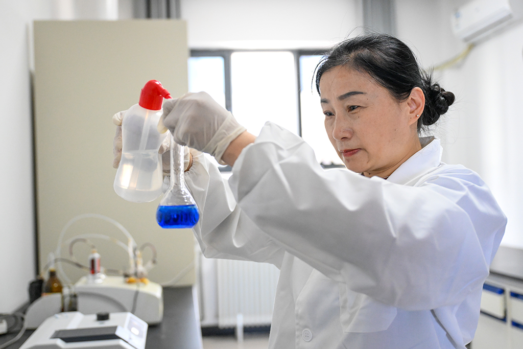 在位于新疆昌吉回族自治州玛纳斯县的新疆中能万源化工有限公司,工作人员在进行成品检验(3月5日摄)。