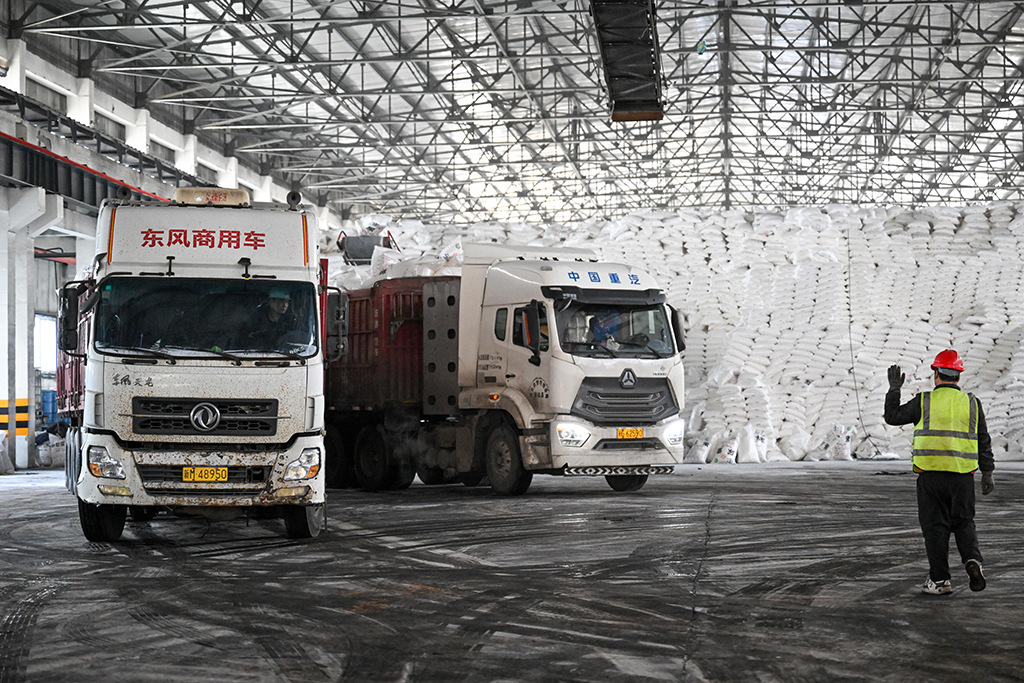 在位于新疆昌吉回族自治州玛纳斯县的新疆中能万源化工有限公司,货车等待装车作业(3月5日摄)。