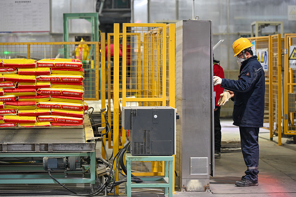 在位于新疆昌吉回族自治州玛纳斯县的新疆心连心能源化工有限公司，工作人员在包装车间忙碌（3月4日摄）。