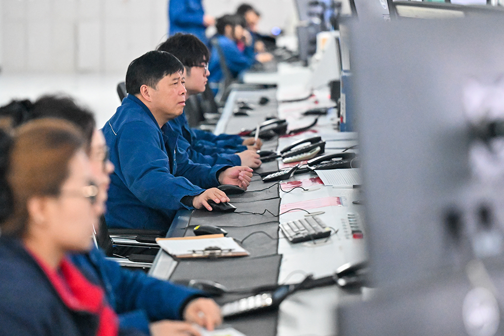 在位于新疆昌吉回族自治州玛纳斯县的新疆中能万源化工有限公司,工作人员在中控室监控设备运转情况(3月5日摄)。