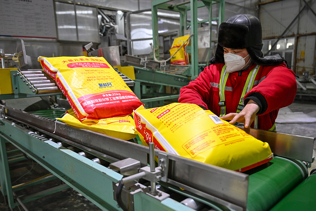 在位于新疆昌吉回族自治州玛纳斯县的新疆心连心能源化工有限公司，工作人员在包装车间忙碌（3月4日摄）。