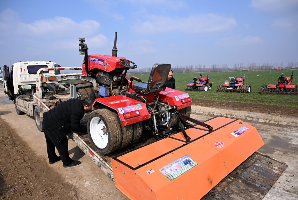 3月6日，在青岛市即墨区蓝村街道壮武村，农机手查看春管设备。