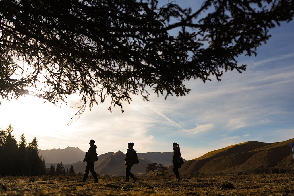 3月6日,祁连山国家公园(候选区)青海片区青阳沟管护站女子管护员在巡护返程途中。